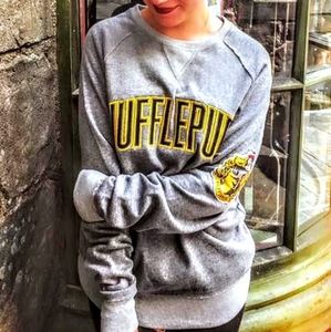 UNIVERSAL STUDIOS HUFFLEPUFF SWEATER